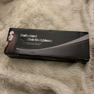 NWOT Hair Straightener comes with box never been used